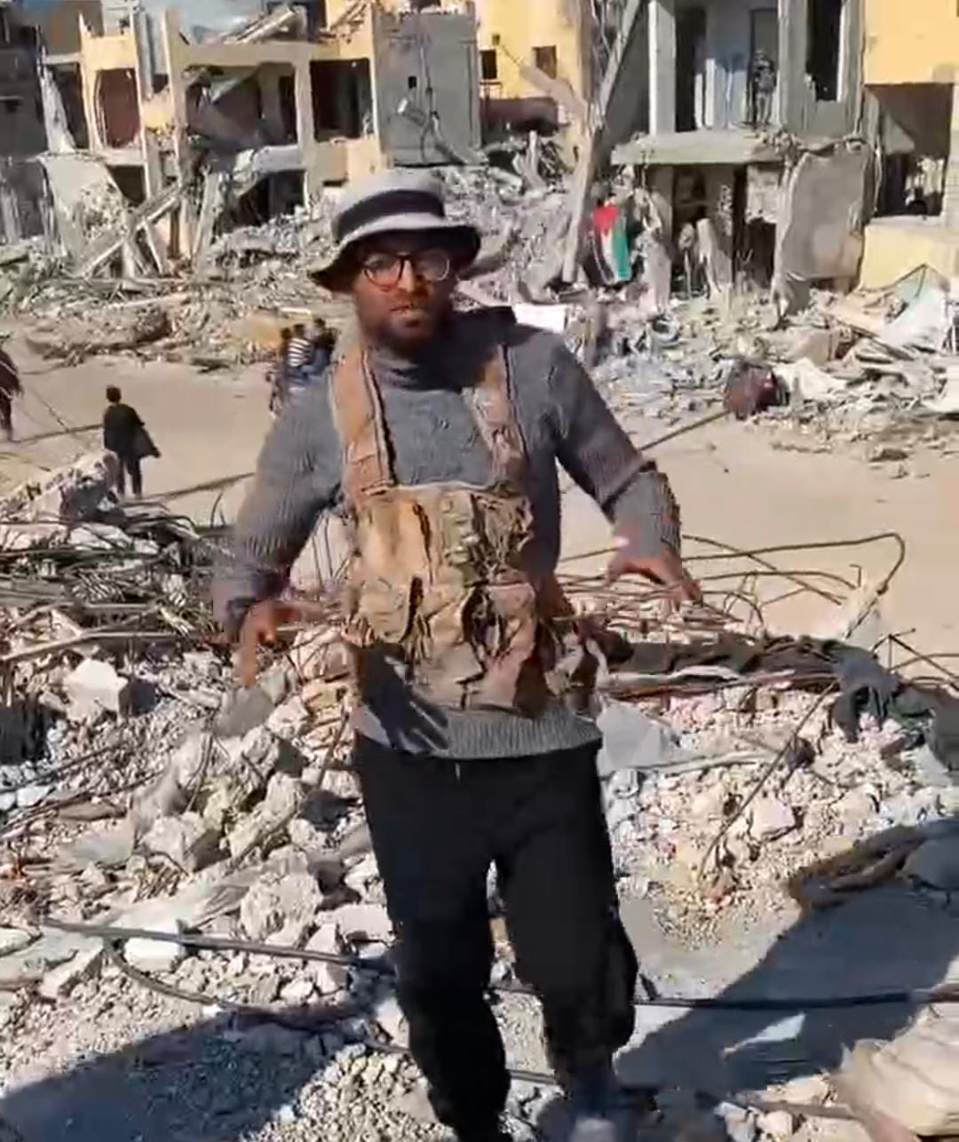 شاب يرتدي جعبة السنوار ..'أعظم جعبة في التاريخ.. ريحتها مسك( فيديو)