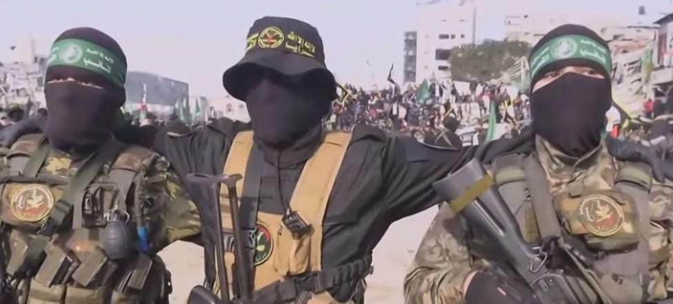 حضور جماهيري واسع وانتشار مكثف لعناصر القسام وسرايا القدس قبيل تسليم المجندات