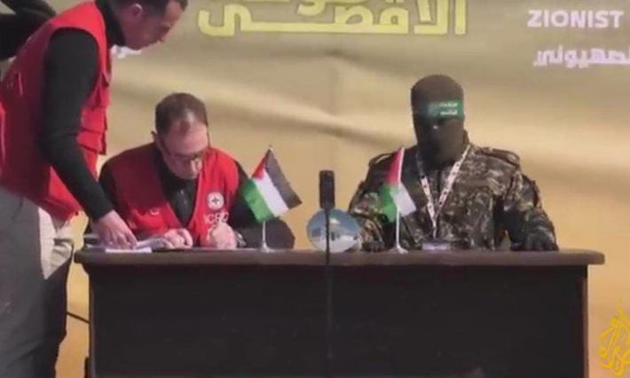 توقيع وثائق تسليم الأسيرات المجندات للصليب الأحمر في ميدان فلسطين بغزة