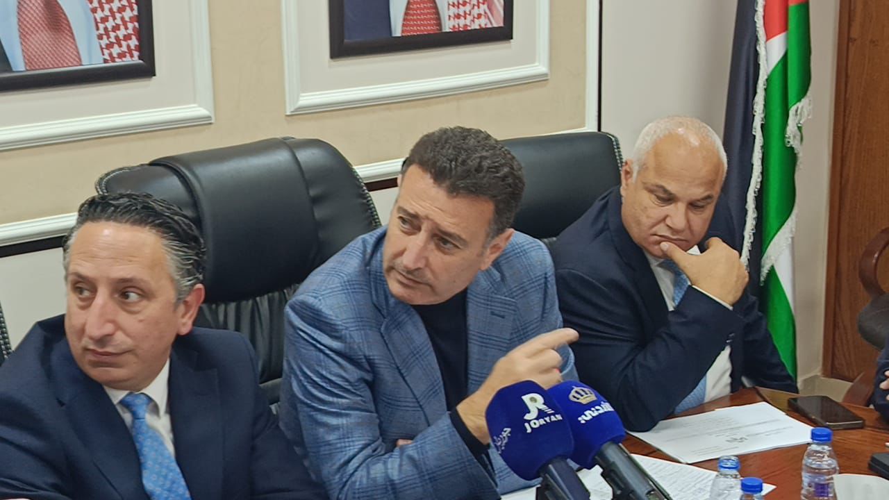 بالفيديو- رئيس مجلس النواب يتدخل لحل مشكلة متقاعدي الفوسفات