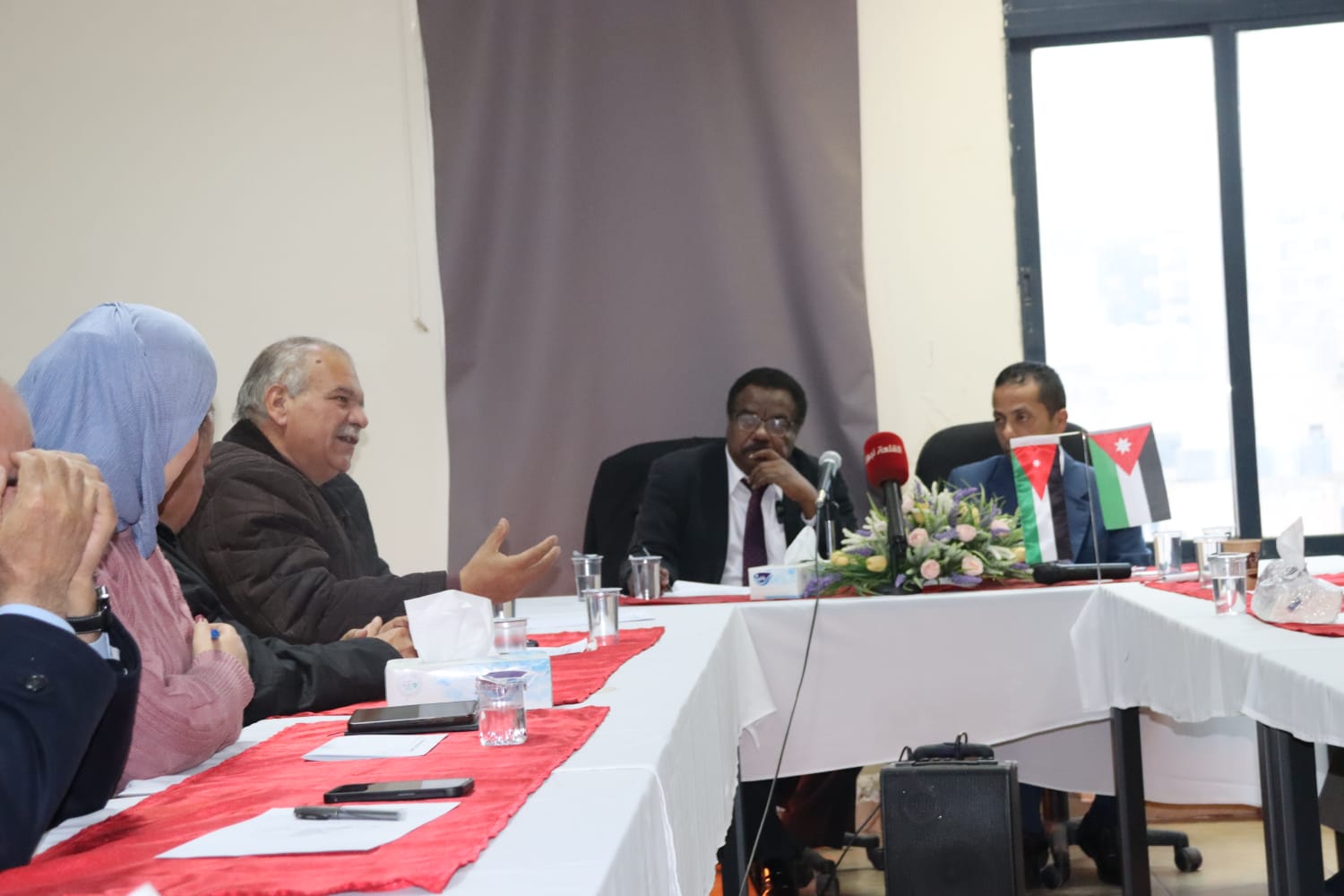 المفكر والدبلوماسي السوداني الدكتور الصادق الفقية .يحاضر في الجمعية الأردنية للعلوم السياسية