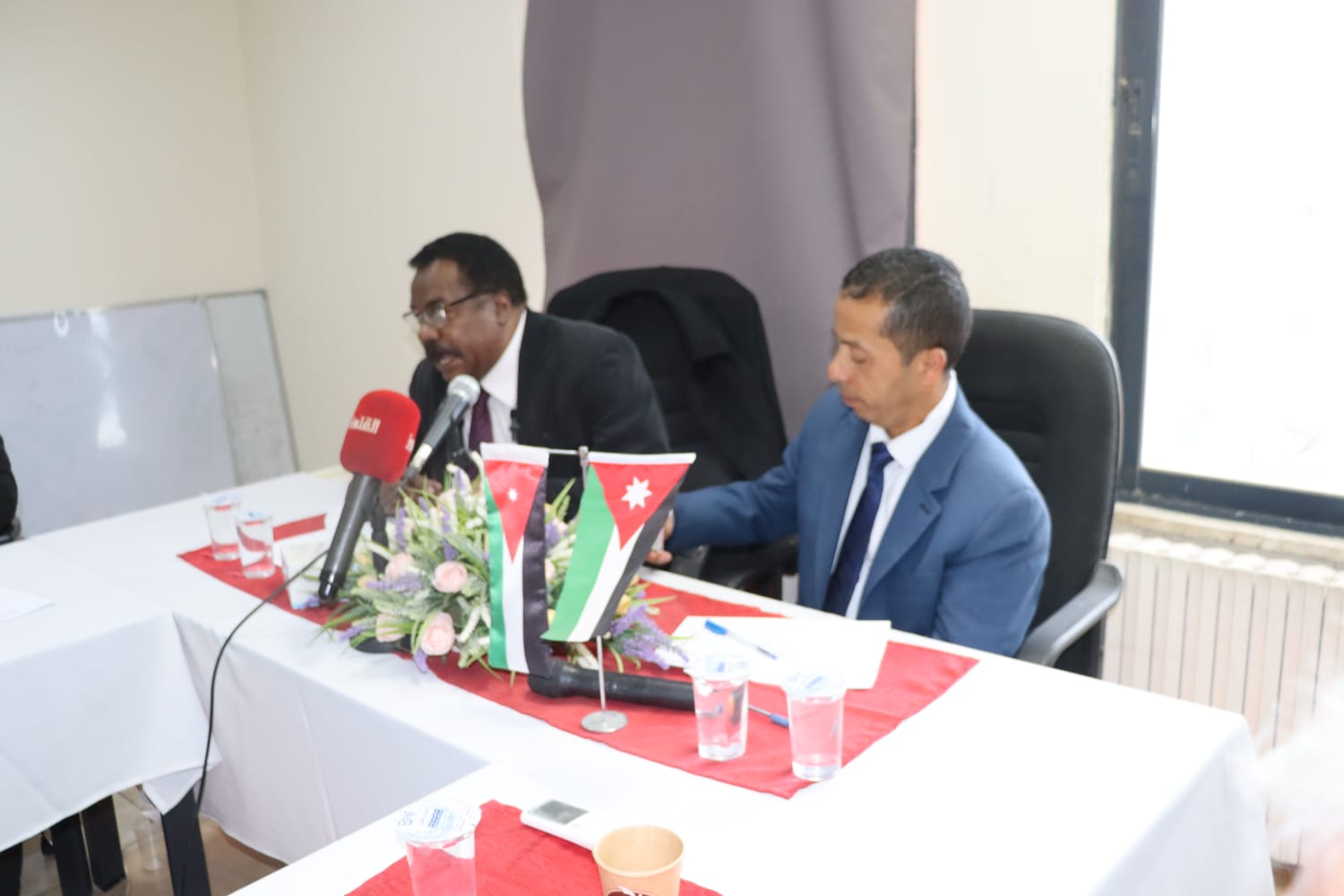 المفكر والدبلوماسي السوداني الدكتور الصادق الفقية .يحاضر في الجمعية الأردنية للعلوم السياسية