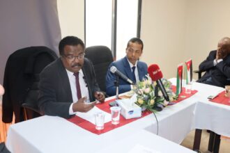 المفكر والدبلوماسي السوداني الدكتور الصادق الفقية .يحاضر في الجمعية الأردنية للعلوم السياسية