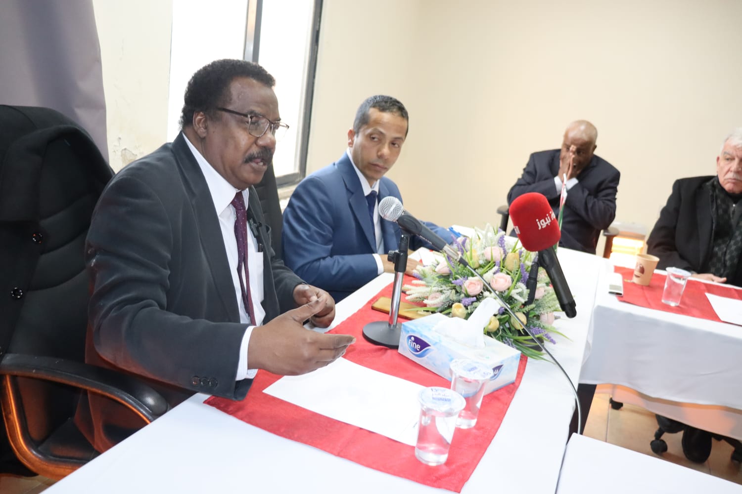 المفكر والدبلوماسي السوداني الدكتور الصادق الفقية .يحاضر في الجمعية الأردنية للعلوم السياسية