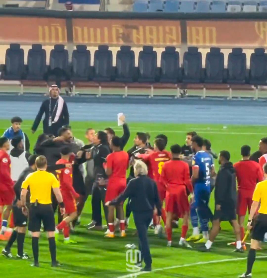 اشتباك عنيف بين العويس وغونزاليس بعد فوز القادسية على الهلال(فيديو)