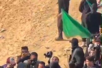 سيدة فلسطينية تلقي الورود على عناصر كتائب القسام تمهيدًا لتسليم أسرى الاحتلال(فيديو)