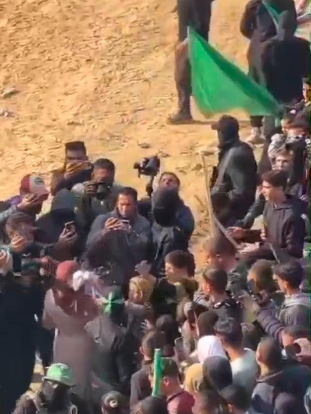 سيدة فلسطينية تلقي الورود على عناصر كتائب القسام تمهيدًا لتسليم أسرى الاحتلال(فيديو)