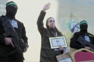 تسليم الأسيرة المجندة الإسرائيلية من وسط الركام في جباليا إلى الصليب الأحمر