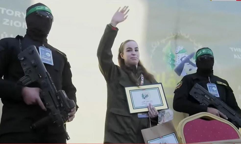 تسليم الأسيرة المجندة الإسرائيلية من وسط الركام في جباليا إلى الصليب الأحمر