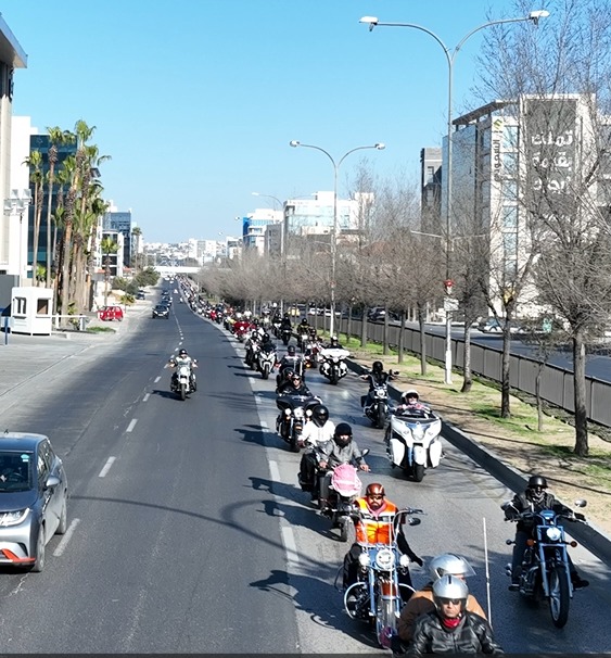 بالصور - زين تحتفل بالذكرى 63 لميلاد جلالة الملك بمسيرة دراجات ضخمة