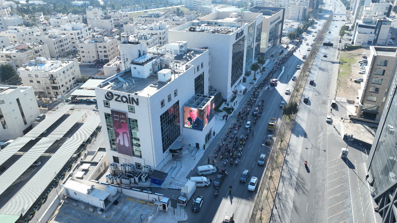 بالصور - زين تحتفل بالذكرى 63 لميلاد جلالة الملك بمسيرة دراجات ضخمة