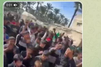 الإعلام العبري: مواطن يقبل رأس أحد مقاتلي القسام أثناء الاحتفال بالنصر مع الأهالي(فيديو)