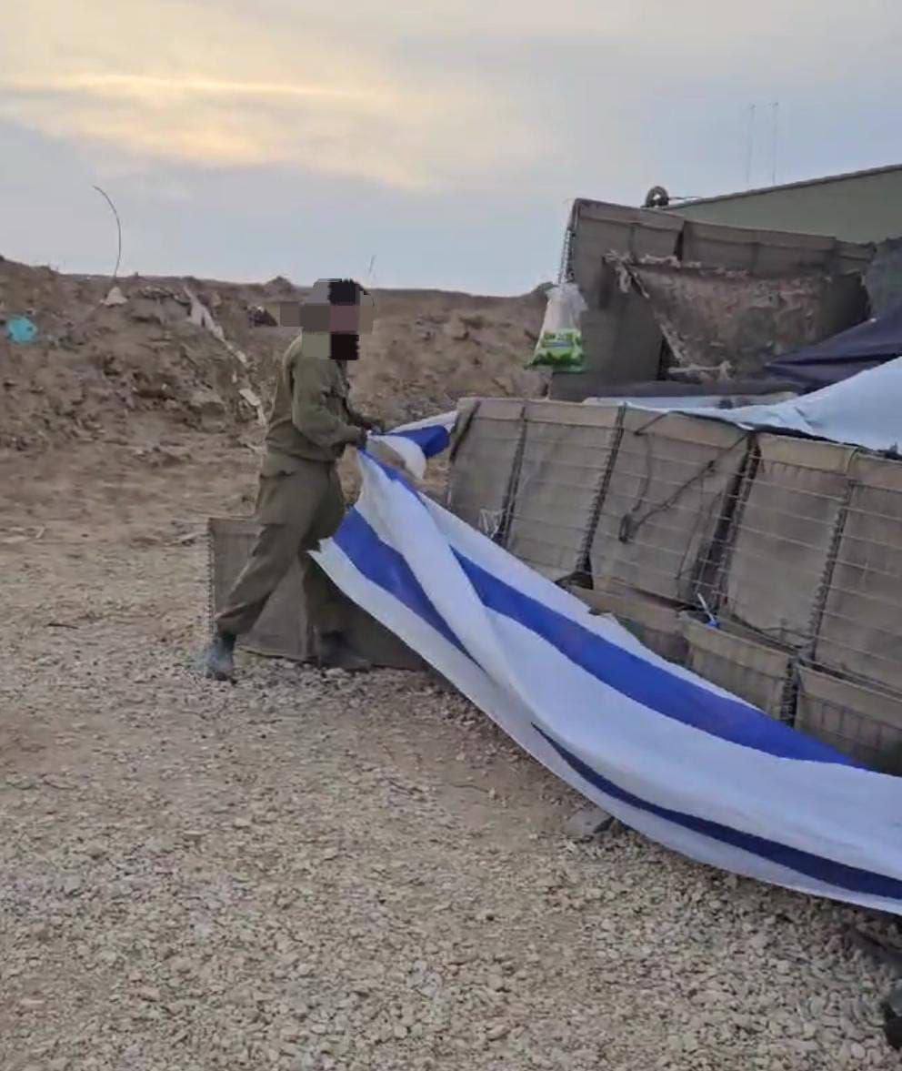 إزالة العلم الإسرائيلي من موقع عسكري في غزة..فضيحة للقوات الإسرائيلية