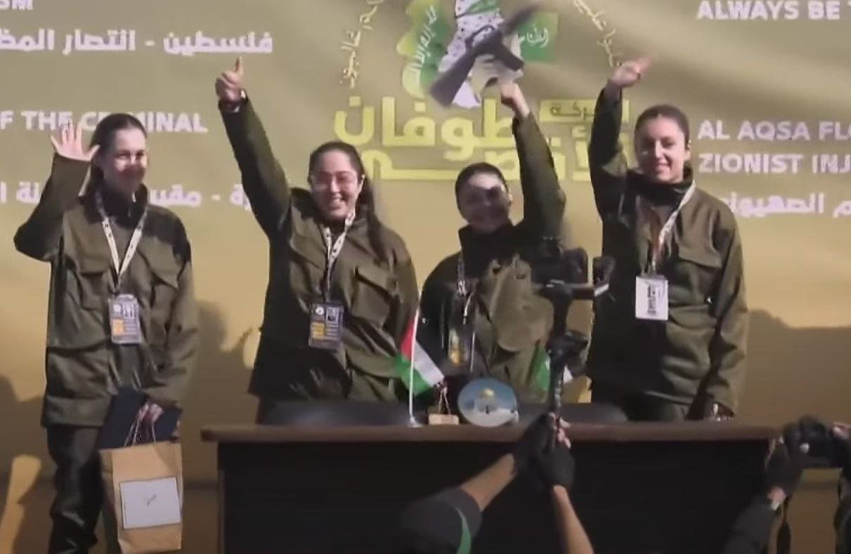 عاجل|| عملية تسليم الأسيرات تنتهي ومركبات الصليب الأحمر تغادر ميدان فلسطين بغزة