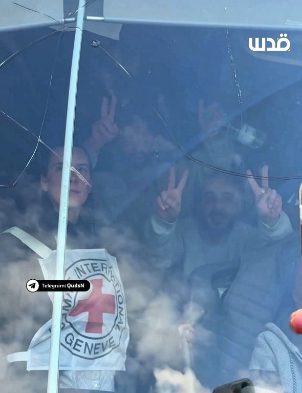 عاجل || الأسرى يرفعون شارة النصر بعد وصولهم إلى رام الله ضمن صفقة "طوفان الأحرار"