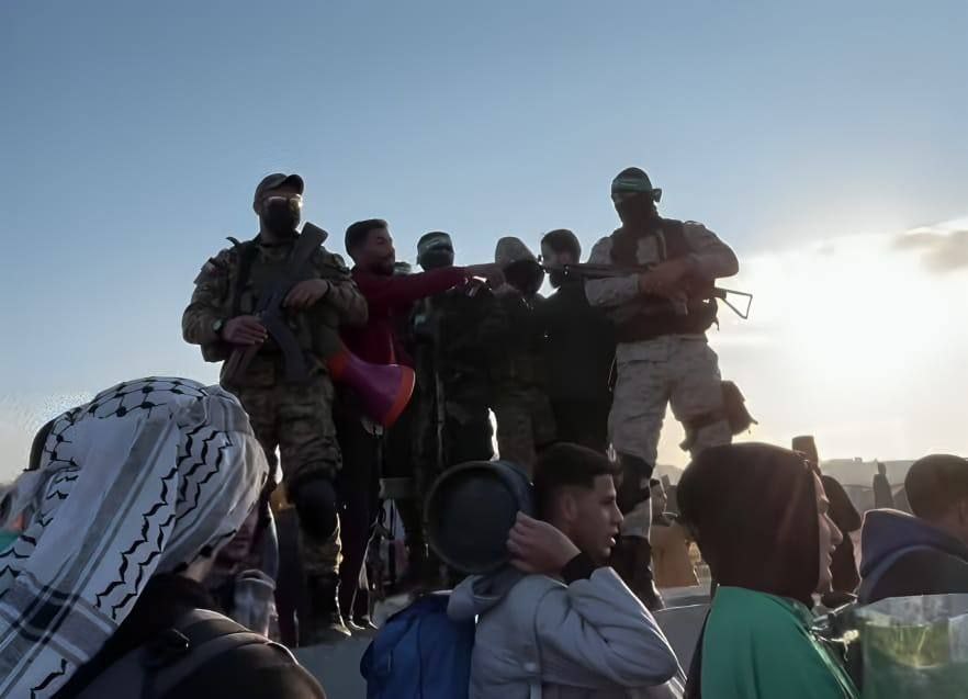 القسام تستقبل الأهالي العائدين إلى شمال غزة من جنوب القطاع