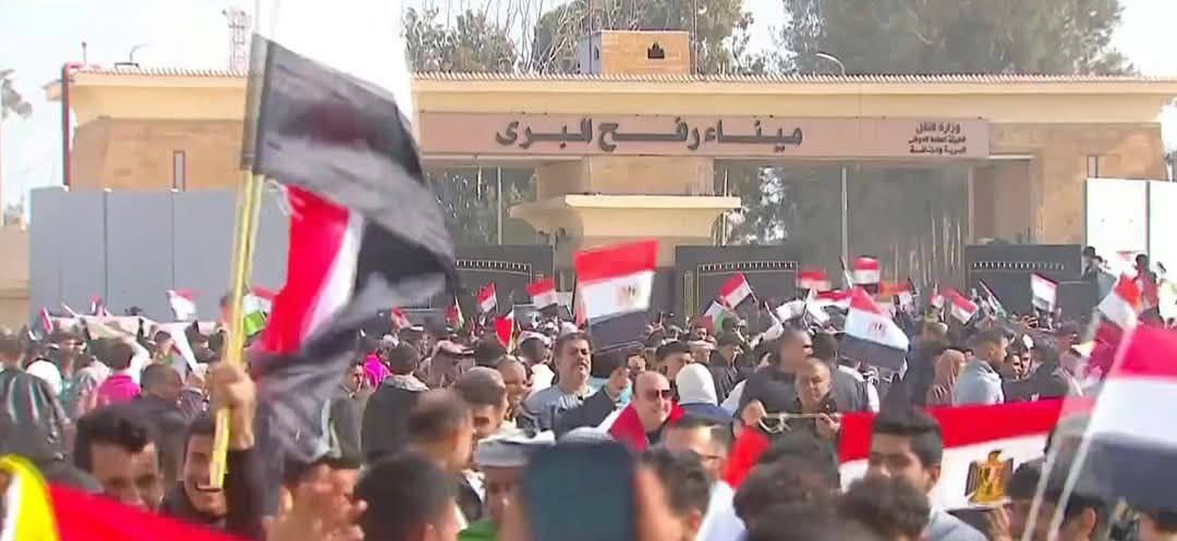 عاجل|| مصريون يتظاهرون قرب معبر رفح رفضًا لخطة ترامب وتهجير الفلسطينيين