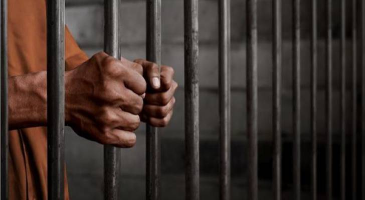 السجن 10 سنوات لشخص سرق هاتف أيفون وأصاب عامل توصيل في حادث مروع
