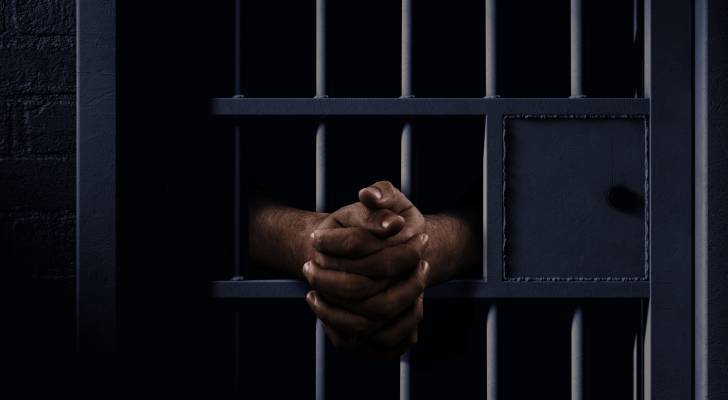 حبس مذيع مصري 4 أشهر بتهمة التزوير ومزاولة المهنة بدون ترخيص في قضية مثيرة