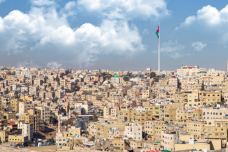 انخفاض طفيف و زخات مطرية متوقعة الجمعة