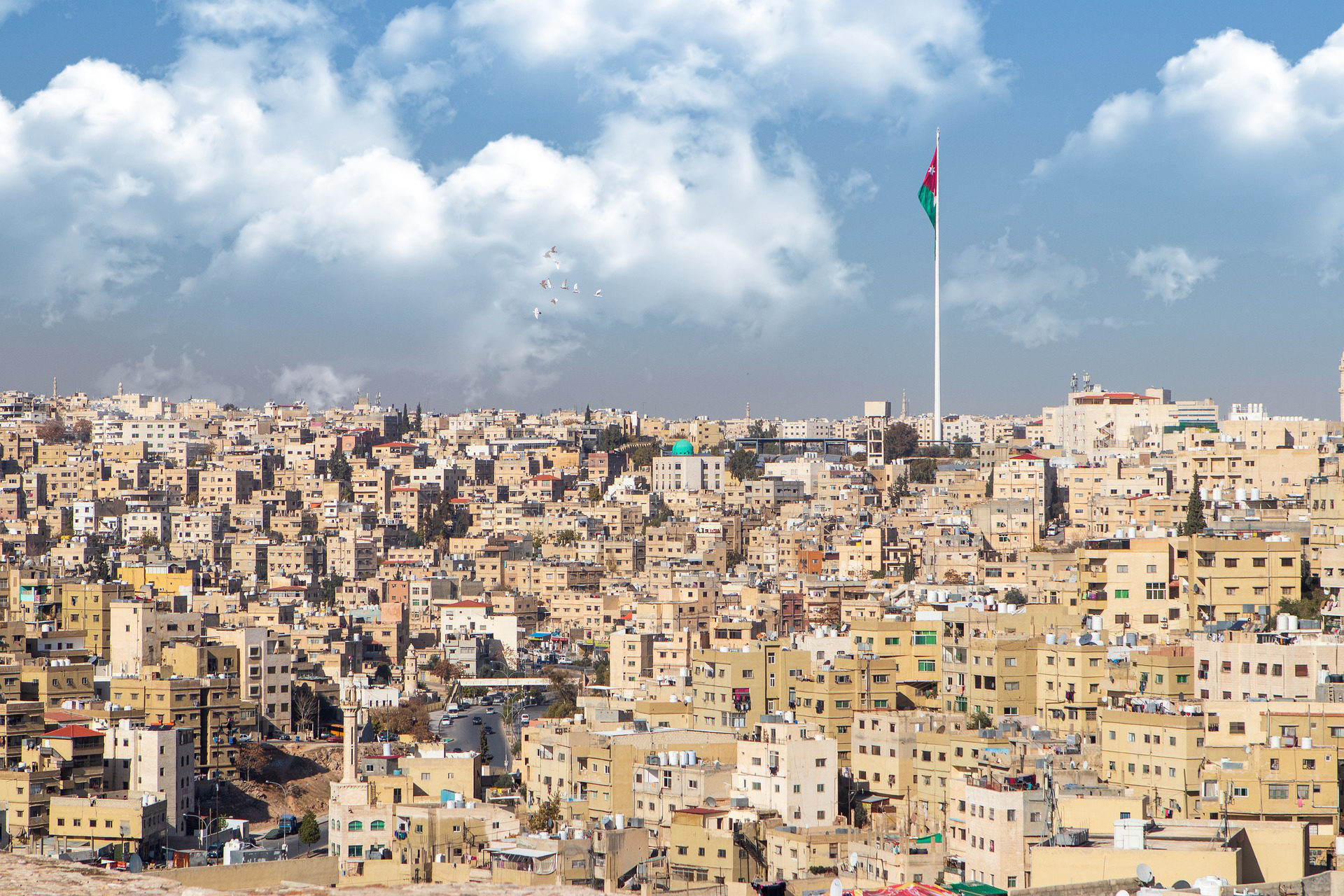 انخفاض طفيف و زخات مطرية متوقعة الجمعة