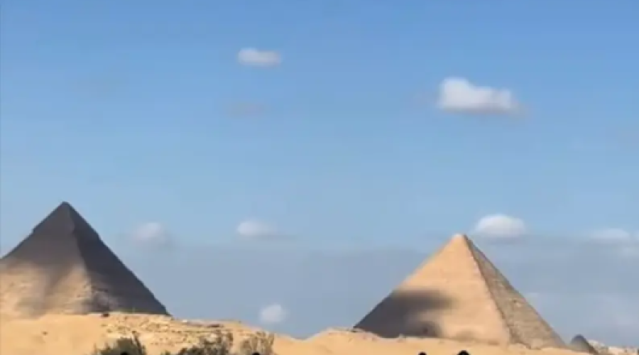 "لعنة الفراعنة" أم ظاهرة جوية؟ تفسير غريب وراء ظهور اللون الأسود على الأهرامات
