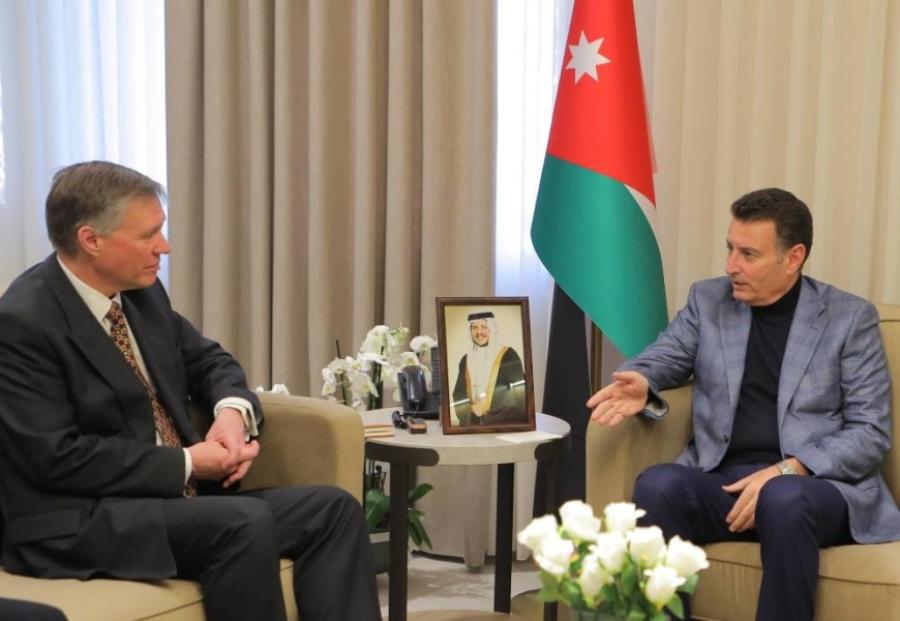 الصفدي يبحث مع السفير البريطاني تعزيز التعاون البرلماني وتكثيف الجهود لتحقيق الاستقرار في المنطقة