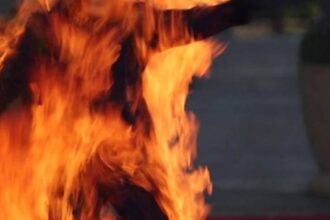 خلافات عائلية تتحول إلى كابوس.. زوجة تشعل النار في زوجها داخل منزلهما