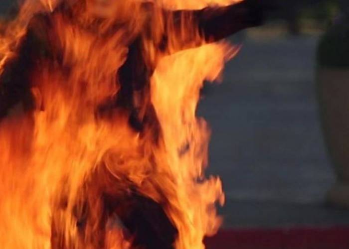 خلافات عائلية تتحول إلى كابوس.. زوجة تشعل النار في زوجها داخل منزلهما