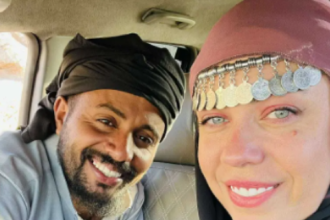 امرأة أمريكية تقع في حب رجل بدوي وتنتقل للعيش معه في كهف بالبترا