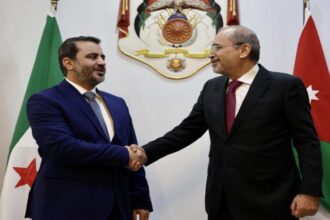 الصفدي والشيباني يبحثان دعم استقرار سوريا وعودة اللاجئين في أول لقاء رسمي بالأردن