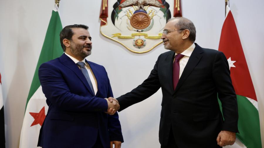 الصفدي والشيباني يبحثان دعم استقرار سوريا وعودة اللاجئين في أول لقاء رسمي بالأردن