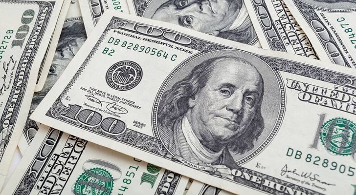 الدولار يبدأ العام الجديد بقوة وسط توقعات ببقاء الفائدة الأميركية مرتفعة لفترة أطول
