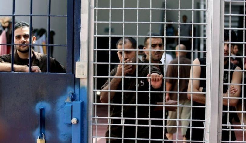 عاجل|| الاحتلال يسلم قائمة بـ 90 أسيرًا من النساء والأطفال في صفقة تبادل الأسرى