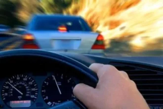 ضبط مركبات مخالفة على طريق المطار وتقديم إسعاف لسائق في حالة حرجة