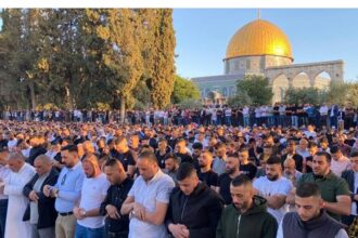 40 ألفا يؤدون صلاة الجمعة في المسجد الأقصى