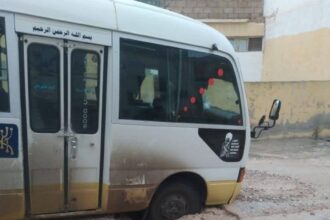 حافلة نقل عمومي تعلق بحفرية في المغير وتسبب أضرارًا