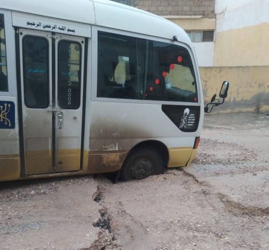 حافلة نقل عمومي تعلق بحفرية في المغير وتسبب أضرارًا