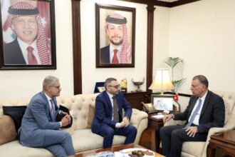 الفراية يلتقي المبعوث الكندي الخاص إلى سوريا لبحث القضايا الإقليمية والإنسانية