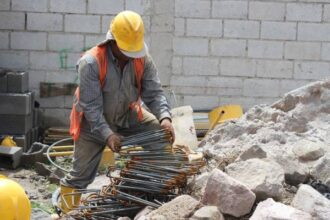 العمل: استقدام العمالة حسب الحاجة واستمرار التفتيش