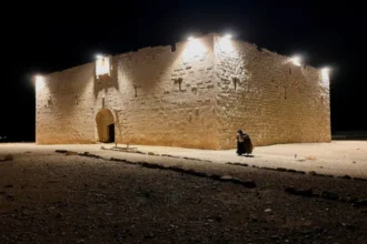 السياحة تُضيء قلعة القطرانة ضمن جهود تطوير الموقع