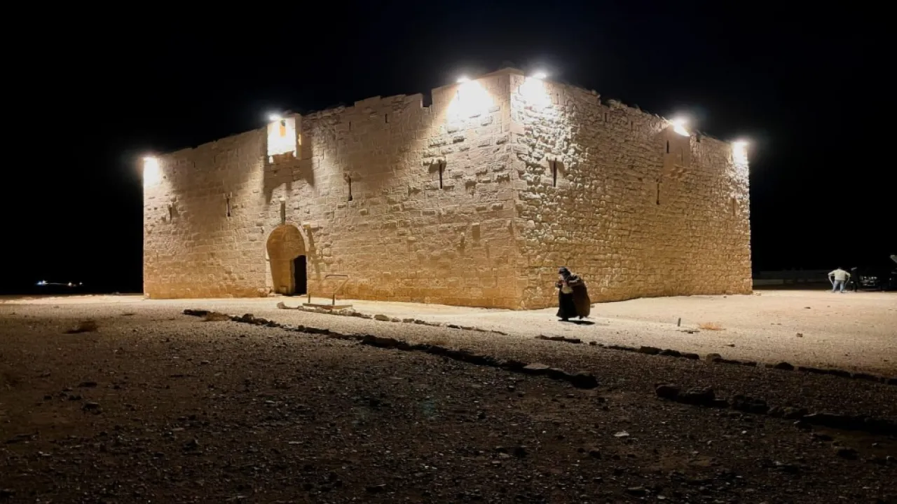 السياحة تُضيء قلعة القطرانة ضمن جهود تطوير الموقع