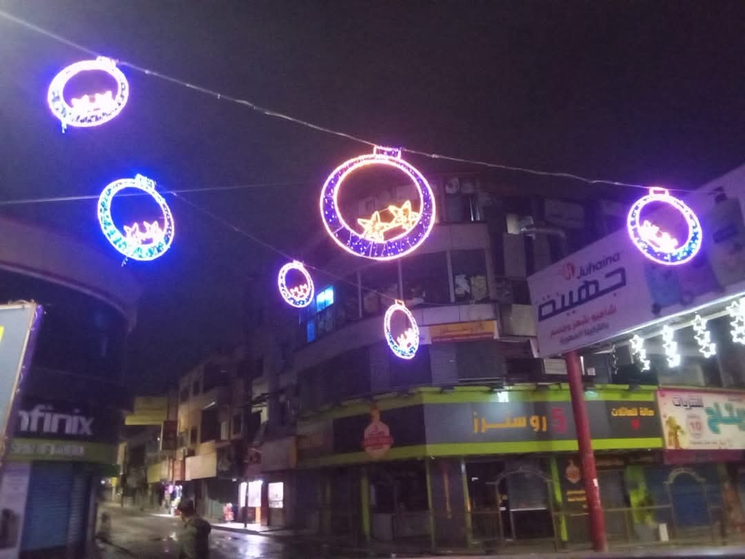 غرفة تجارة الزرقاء تزين الشوارع استعدادًا لشهر رمضان