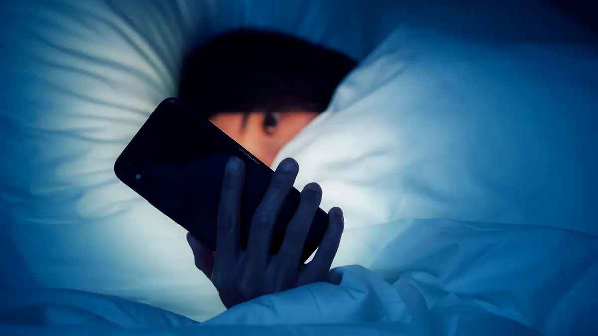 دراسة حديثة تكشف تأثير استخدام الهواتف الذكية على النوم