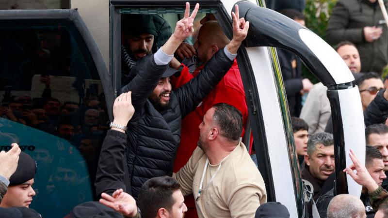 نقل 7 أسرى فلسطينيين للمستشفى بعد الإفراج عنهم