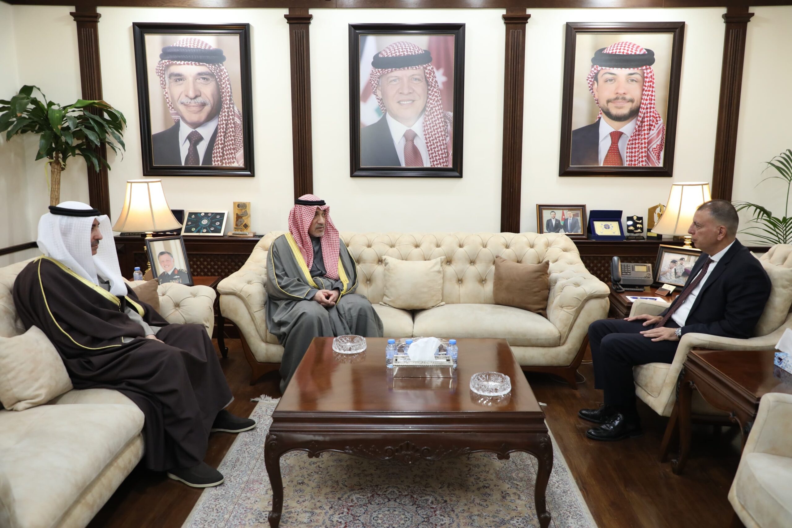 صورة حول : وزير الداخلية يجري مباحثات مع نظيره الكويتي وزير الداخلية يجري مباحثات مع نظيره الكويتي
