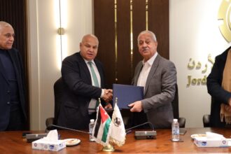 وزارة العمل وغرفة صناعة الأردن توقعان مذكرة لاستقدام العمالة غير الأردنية