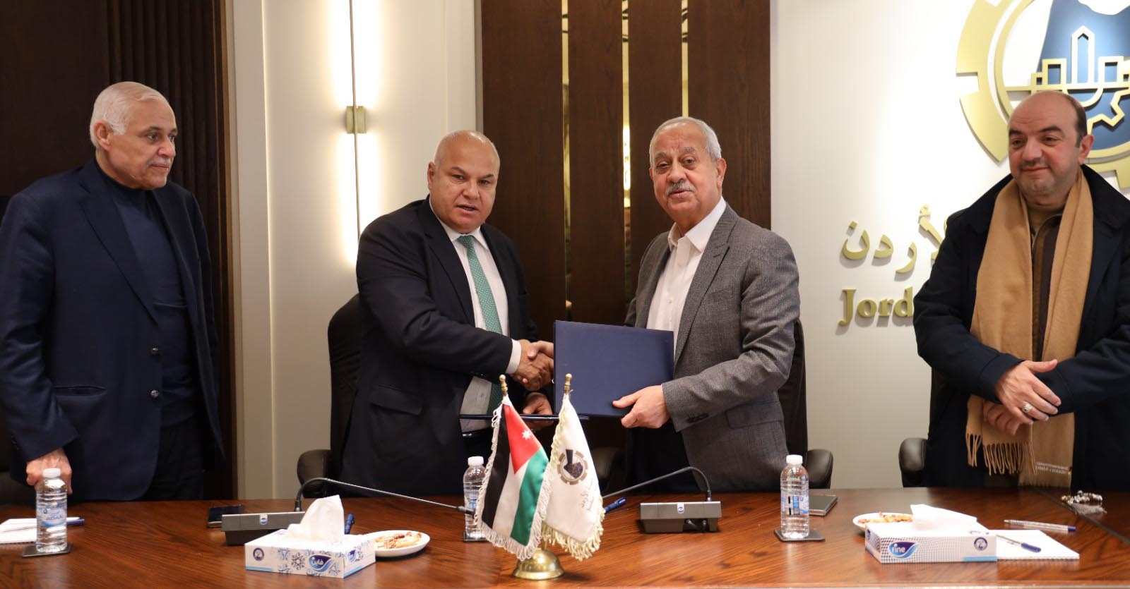 وزارة العمل وغرفة صناعة الأردن توقعان مذكرة لاستقدام العمالة غير الأردنية