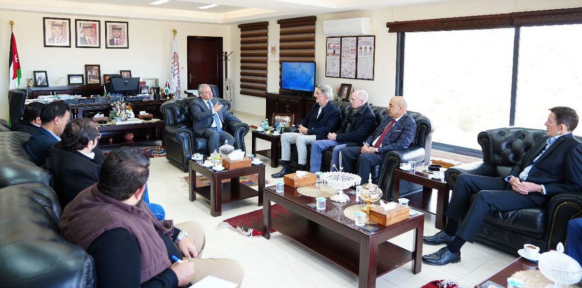 صورة حول : رئيس مفوضي البترا يستقبل مدير مجموعة "أكور" الفندقية رئيس مفوضي البترا يستقبل مدير مجموعة "أكور" الفندقية