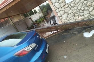 رياح شديدة تسقط بوابة منزل على سيارة في الكرك